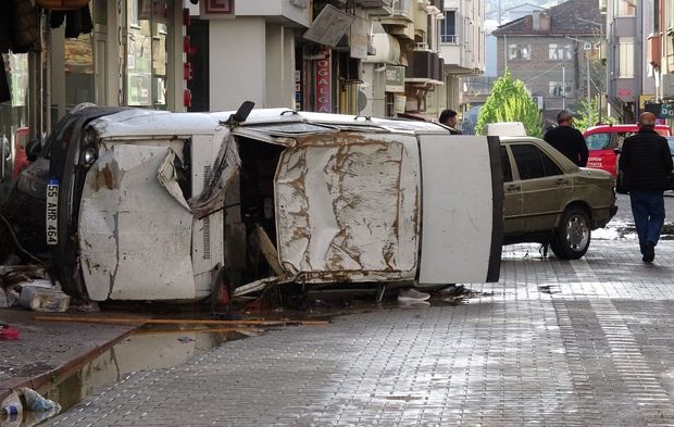 Selin bilançosu gün ağarınca ortaya çıktı! Araçlar hurdaya döndü, iş yerleri kullanılamaz hale geldi