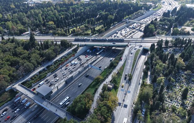 Geçici denildi, aylardır kapalı! Edirnekapı Metrobüs durağında üst geçit çilesi