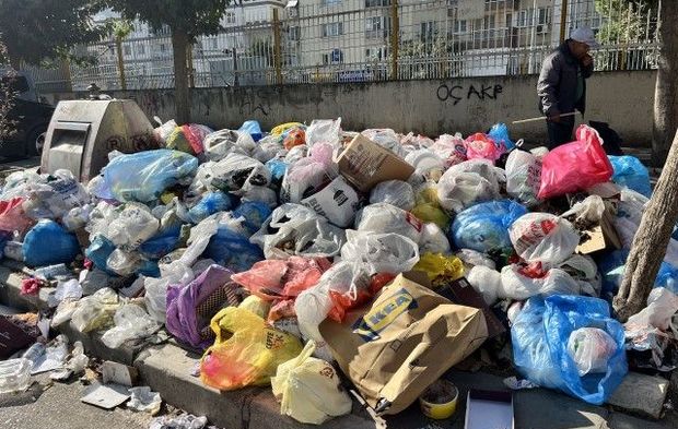 Karşıyaka’da çöp dağları insan boyuna ulaştı! Fareler sokaklarda dolaşıyor