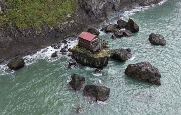 Artvin'de gençlerden sıra dışı fikir! Denizin ortasında devasa kayaya ev yaptılar
