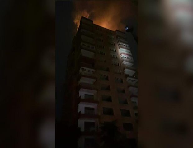 Binanın çatısına düşen yıldırım yangına sebep oldu