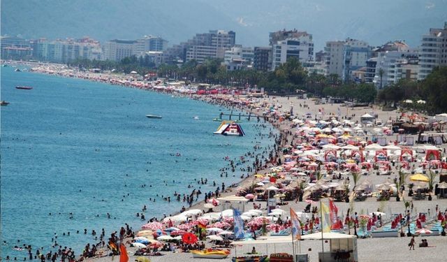 Antalya’ya turist yağdı: Hava yoluyla gelen yabancı turist sayısı 11 milyonu aştı