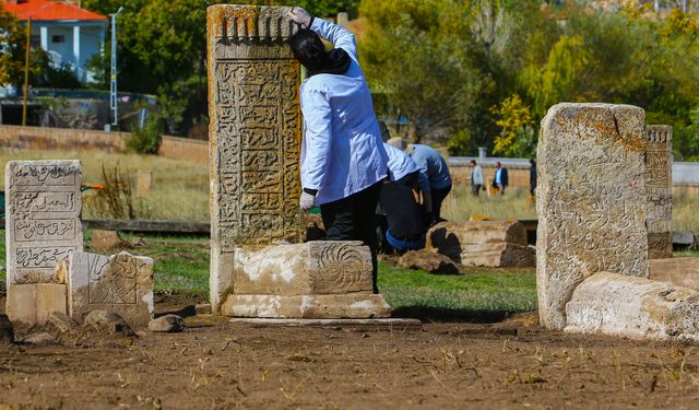 Selçuklu Mezarlığı'nda 8 sandukalı mezar gün yüzüne çıkarıldı