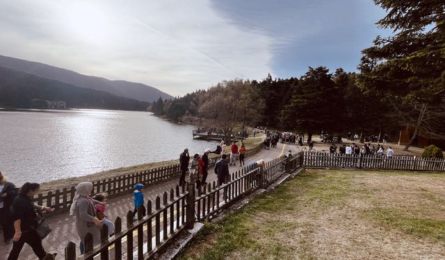 Gölcük Tabiat Parkı'nda hafta sonu ziyaretçi yoğunluğu yaşandı