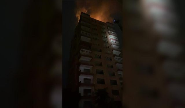 Binanın çatısına düşen yıldırım yangına sebep oldu