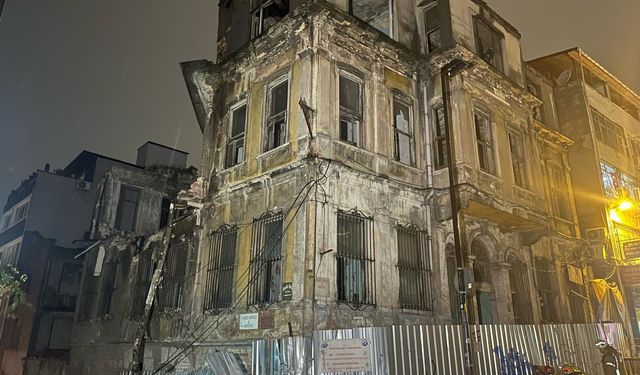 İstanbul’da 3 katlı metruk bina kısmen çöktü