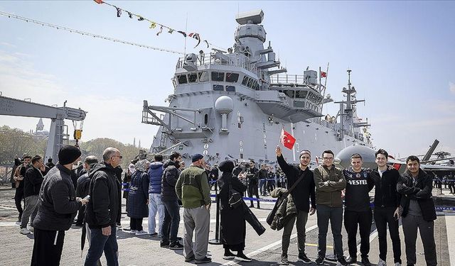 SİHA gemisi TCG Anadolu’ya vatandaşlar yoğun ilgi gösterdi  