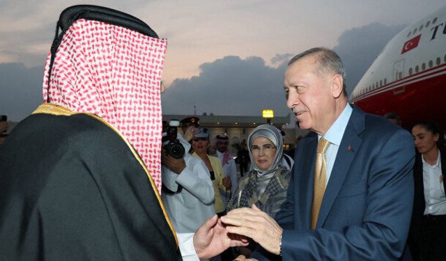 Cumhurbaşkanı Erdoğan Doha'da: Katar Emiri Al Sani ile görüşüyor
