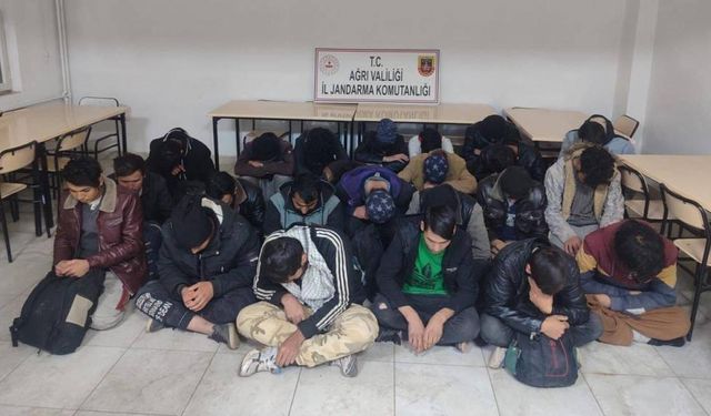 Ağrı'da 24 düzensiz göçmen tıra bindirilirken yakalandı