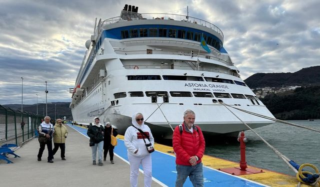 ‘Astoria Grande’ kruvaziyeri, 602 yolcusuyla Amasra’da demirledi