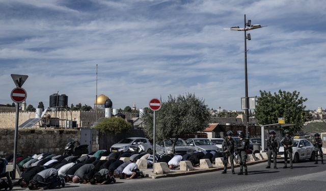 Kudüs’te her cuma aynı zulüm: İsrail polisi cuma namazı sonrası Filistinlilere müdahale etti