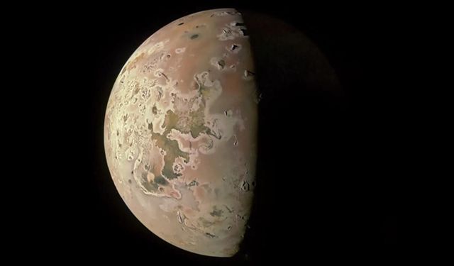 NASA, Jüpiter'in Uydusu Io'nun en yakın görüntüsünü yakaladı
