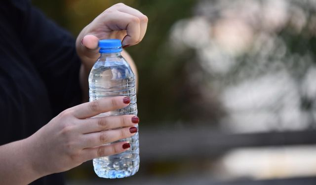 Pet şişedeki su insan sağlığı için tehlikeli binlerce nanoplastik içeriyor