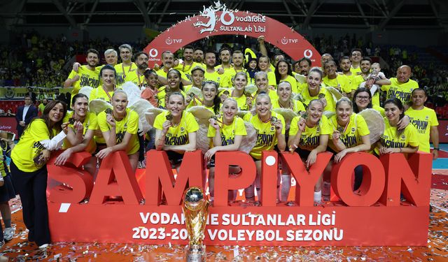 Fenerbahçe’nin Sultanları , şampiyonluk kupasını kaldırdı