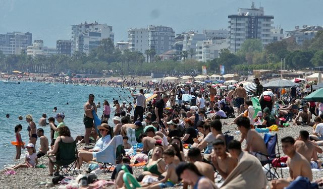 Antalya’da sahillerde tatil yoğunluğu
