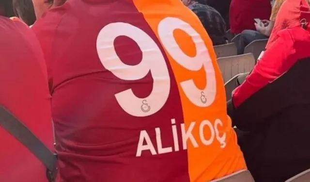 Galatasaray taraftarı, Ali Koç formasıyla maçı izledi