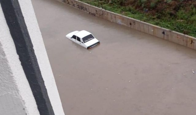 Ankara'da sağanak: Yollar göle döndü, araçlar yolda kaldı