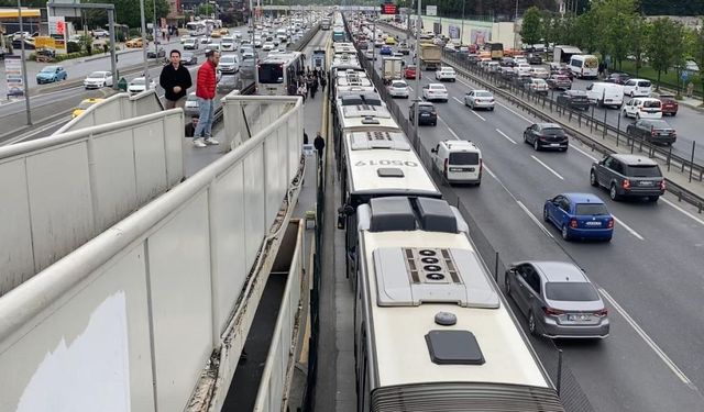 İstanbul'da metrobüs arızalandı: Uzun araç kuyruğu oluştu