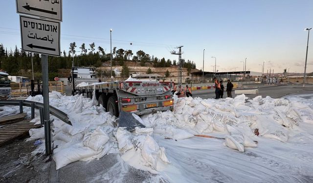 Yardımları yola döktüler!  Yasa dışı Yahudi yerleşimciler Gazze'ye giden yardımları engelleyip yola döktü