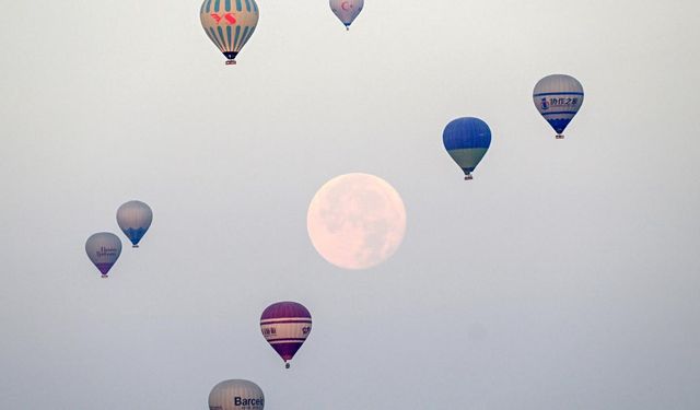 Kapadokya’da dolunay ve balonlar gökyüzünü süsledi