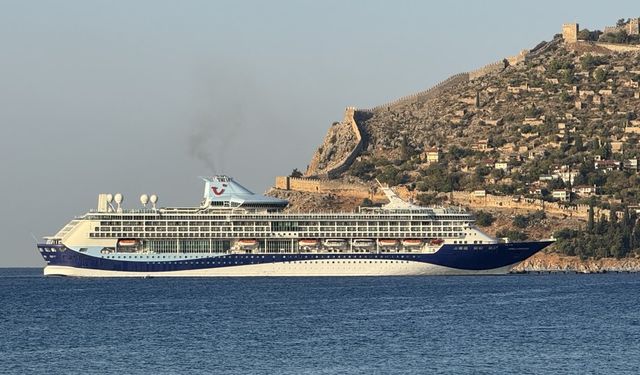 Bahama bayraklı kruvaziyer "Marella Discovery" Alanya Limanı'na demirledi