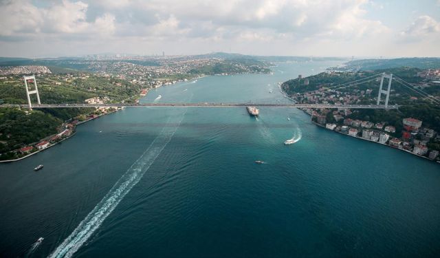 İstanbul Boğazı'nda sis nedeniyle askıya alınan gemi trafiği normale döndü