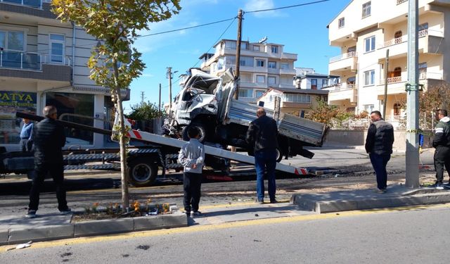 Kayseri'de freni patlayan kamyon otomobille çarpıştı: 1 ölü