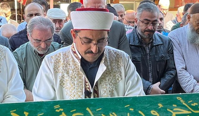 İmam babanın en zor görevi: Oğlunun cenaze namazını kıldırdı