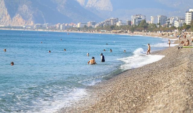 Antalya’da yazdan kalma günler: Kasım ayında denize girdiler