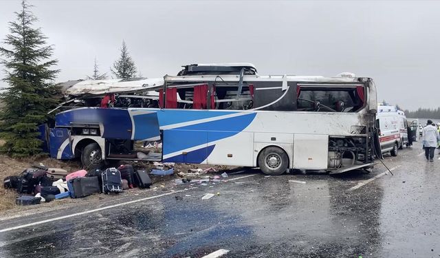 Eskişehir'de yolcu otobüsü devrildi: Ölü ve yaralılar var