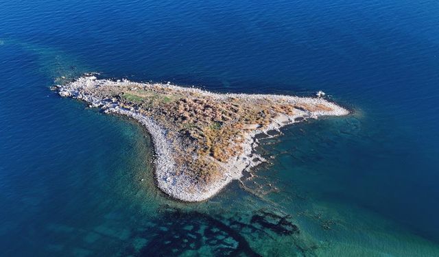 Van Gölü'nün çekilmesiyle su altındaki tarih gün yüzüne çıkıyor