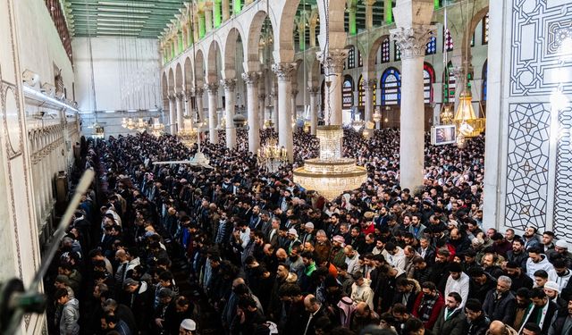 Özgür Suriye'de ilk Cuma: Şam'daki Emevi Camisi'nde ilk cuma namazı kılındı