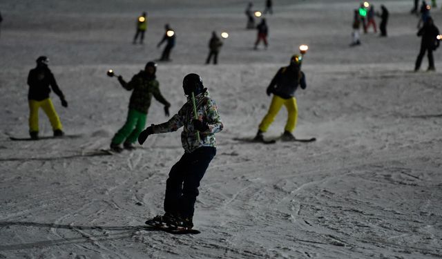 Erciyes'te meşaleli gece kayağı düzenlendi