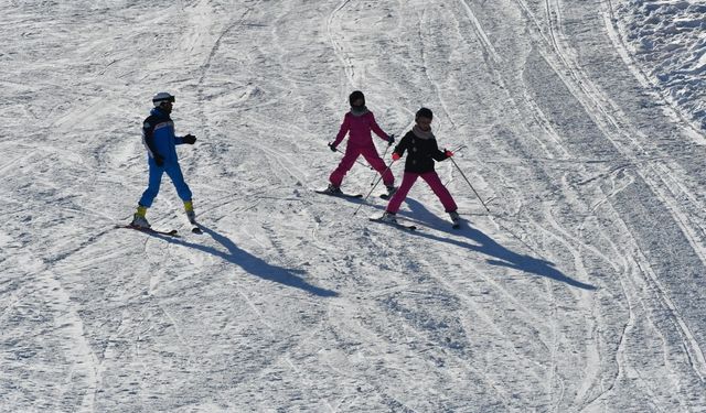 Sarıkamış Kayak Merkezi'nde sezon açıldı