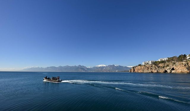 Antalya’da güneşli havayı fırsat bilenler doğanın tadını çıkardı