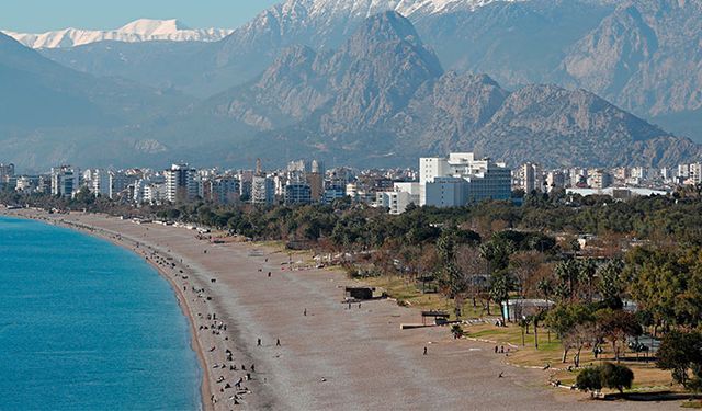 Antalyalılar yılın ilk gününde sahile akın etti