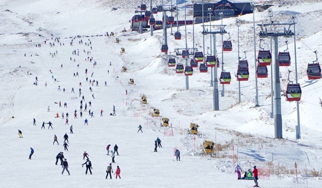 Erciyes Kayak Merkezi, yeni yılın ilk gününde 110 bin ziyaretçiyi ağırladı