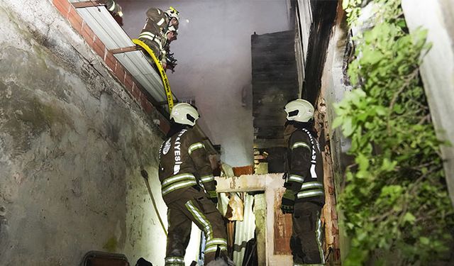 Fatih'te ahşap binada çıkan yangın söndürüldü