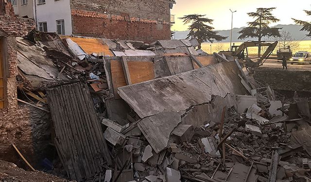 Isparta’da 3 katlı bina çöktü