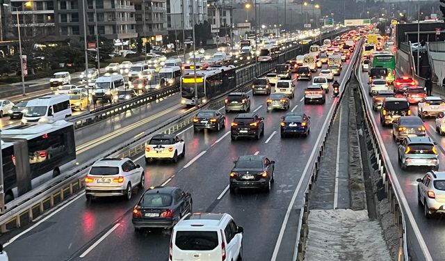 Mega çile sürüyor: İstanbul'da trafik yoğunluğu yüzde 80'e ulaştı