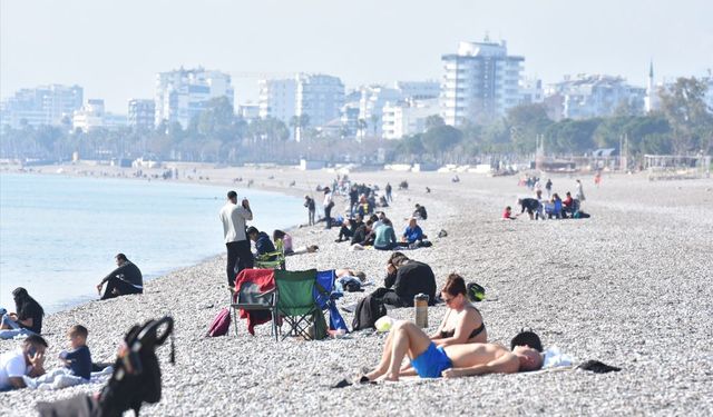 Antalya'da güneşli havayı fırsat bilenler sahillerde yoğunluk oluşturdu