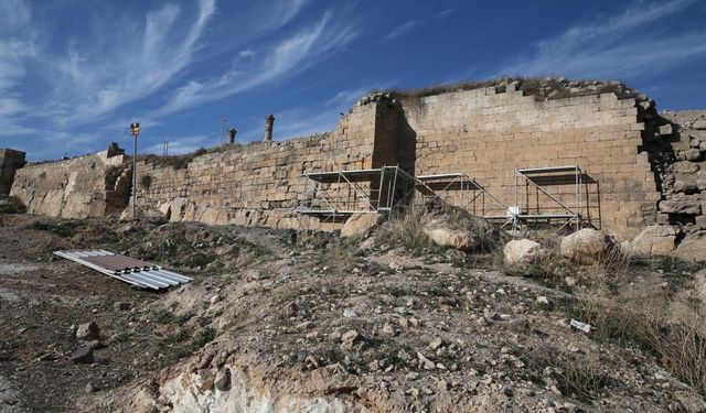 Depremde hasar gören Urfa Kalesi'nde restorasyona başlandı