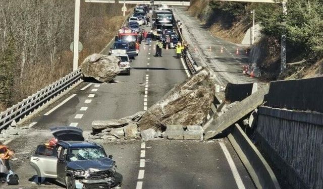 Fransa'da kayalar yola düştü, 1000'den fazla kişi trafikte mahsur kaldı