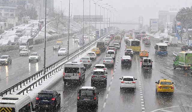 İstanbul'da kar trafik yoğunluğuna neden oldu