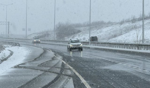 İstanbul’da kar yağışı etkisini artırdı