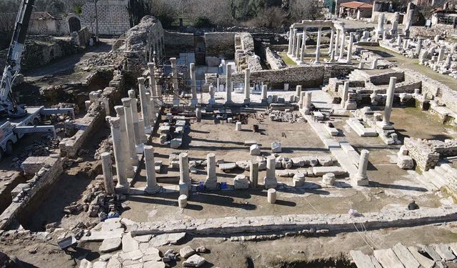 Stratonikeia’nın Roma hamamı sütunları ayağa kaldırıldı