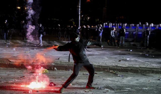 Başkentte izinsiz gösteriye müdahale eden 1 polis yaralandı