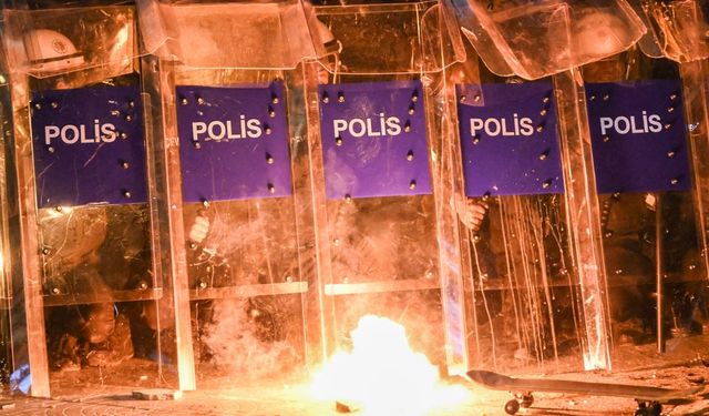 Ankara'da provokatörler polise havai fişek attı