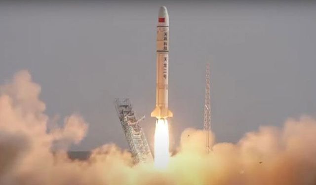 Çin, insanlı Ay seferlerinde kullanacağı mekiği ve roketi test etti