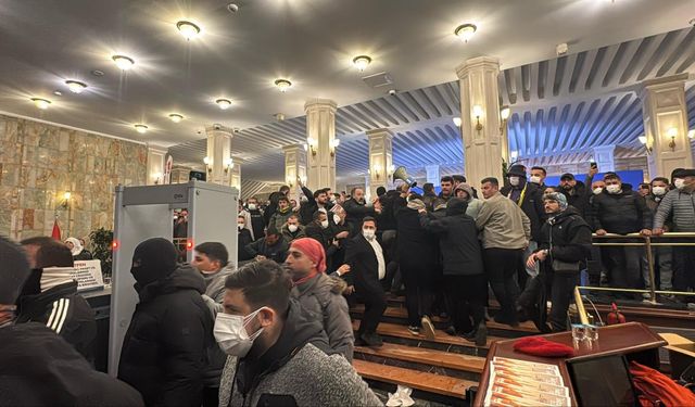 İstanbul'daki izinsiz gösteride provokatörler İBB binasına girdi